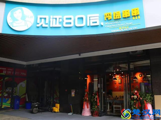 98%的成都人都不知道，锦华万达对面的橡树林藏了一个美食广场！