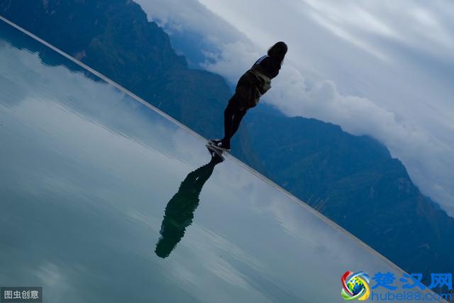 现在这个社会，靠谁都不行，只能靠自己