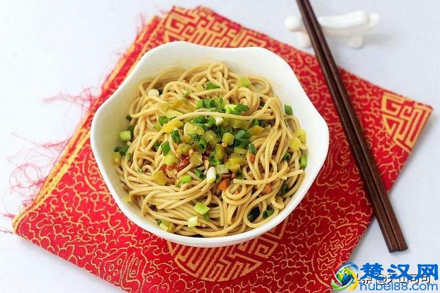 懒人必备的十大面条之一，劲道爽滑，做法超级简单