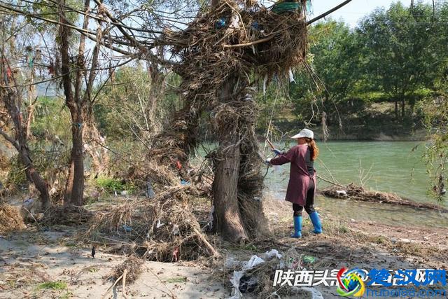 洪水过后77岁大爷清理河道垃圾 要让家乡的河恢复美丽容颜