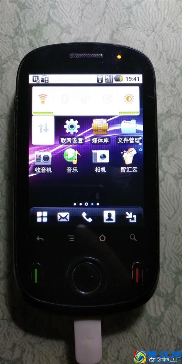 网友晒人生第一部智能机：八年前的华为竟然还能用