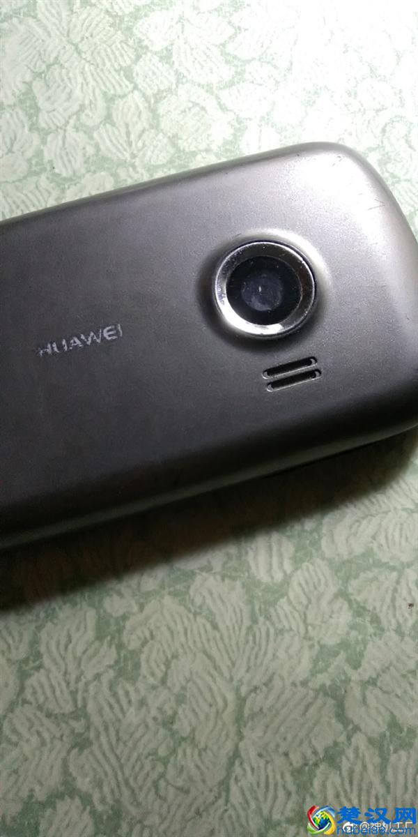 网友晒人生第一部智能机：八年前的华为竟然还能用