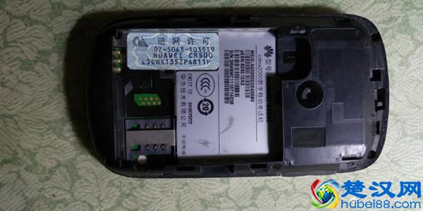 网友晒人生第一部智能机：八年前的华为竟然还能用