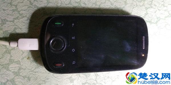 网友晒人生第一部智能机：八年前的华为竟然还能用