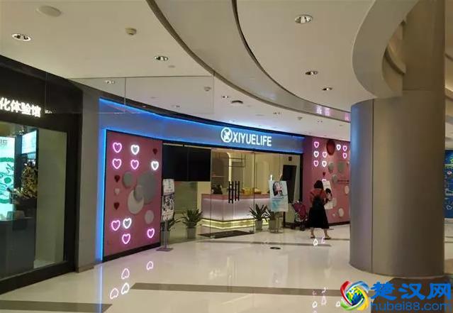 女子裸身推油半小时，发现按摩师手机正视频连线，对面是半身裸男