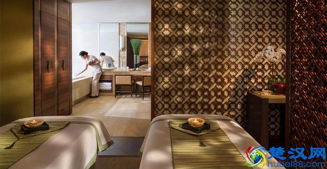 女子裸身推油半小时，发现按摩师手机正视频连线，对面是半身裸男