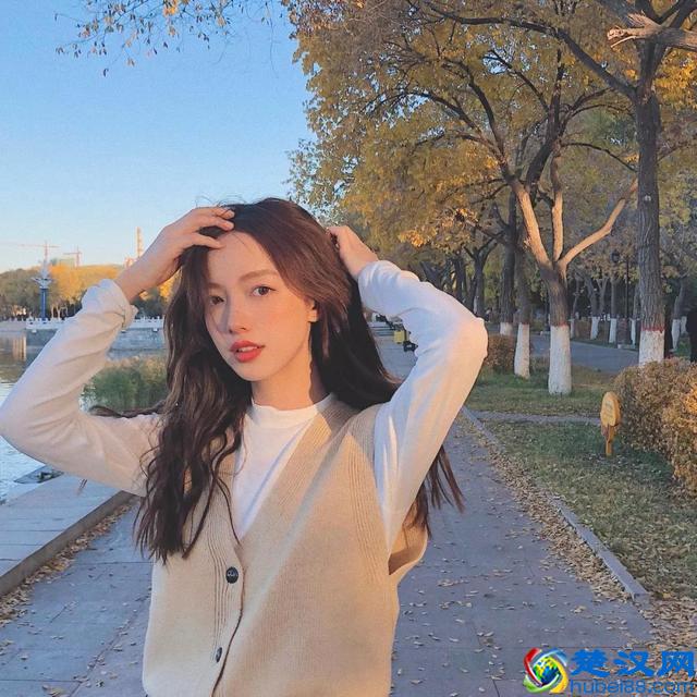 学会100个拍照pose大全，让你的照片美爆朋友圈