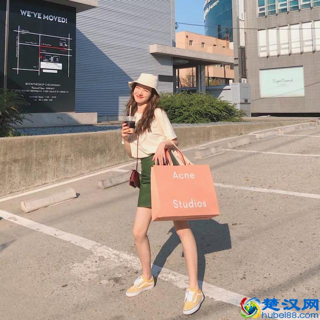 学会100个拍照pose大全，让你的照片美爆朋友圈