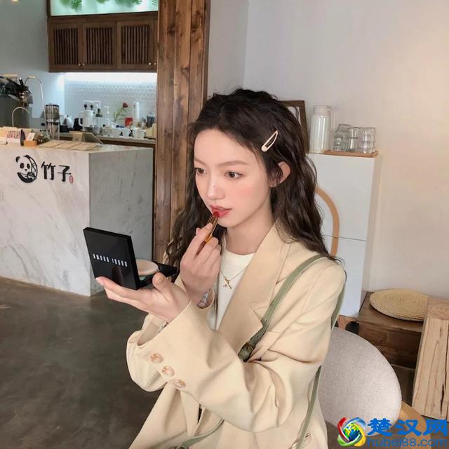 学会100个拍照pose大全，让你的照片美爆朋友圈