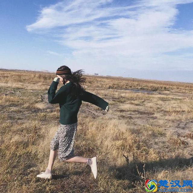 学会100个拍照pose大全，让你的照片美爆朋友圈