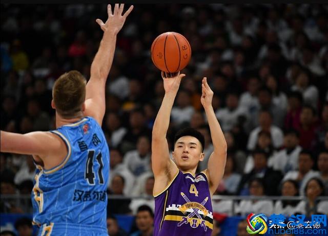 九年前他拿着球鞋让马布里签名，京城德比马布里让他完成生涯首秀