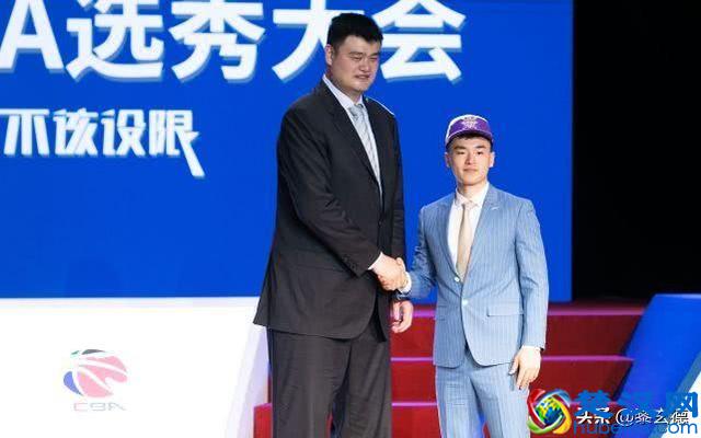 九年前他拿着球鞋让马布里签名，京城德比马布里让他完成生涯首秀