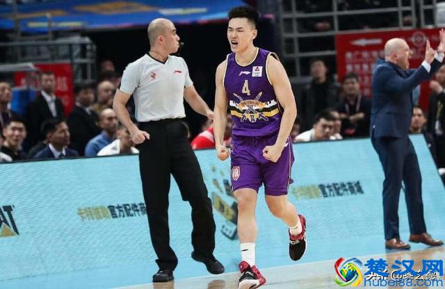 九年前他拿着球鞋让马布里签名，京城德比马布里让他完成生涯首秀