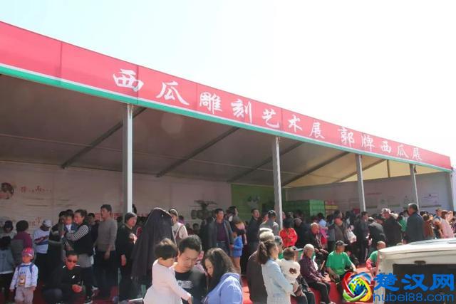 固堤西瓜节一份盒饭的背后，是郭牌西瓜和U饭云餐对劳动者的尊敬