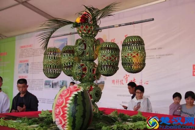 固堤西瓜节一份盒饭的背后，是郭牌西瓜和U饭云餐对劳动者的尊敬