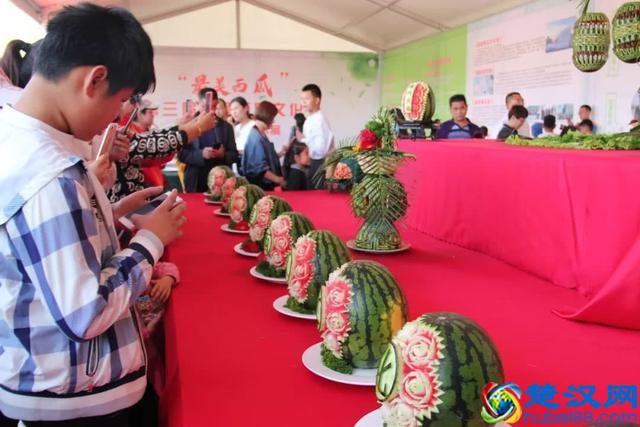 固堤西瓜节一份盒饭的背后，是郭牌西瓜和U饭云餐对劳动者的尊敬
