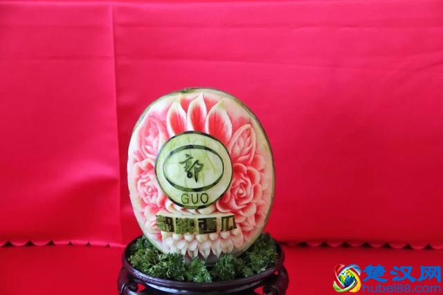 固堤西瓜节一份盒饭的背后，是郭牌西瓜和U饭云餐对劳动者的尊敬