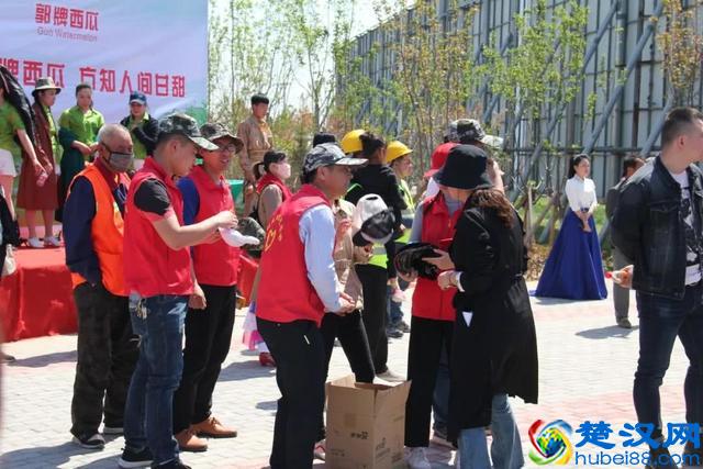 固堤西瓜节一份盒饭的背后，是郭牌西瓜和U饭云餐对劳动者的尊敬