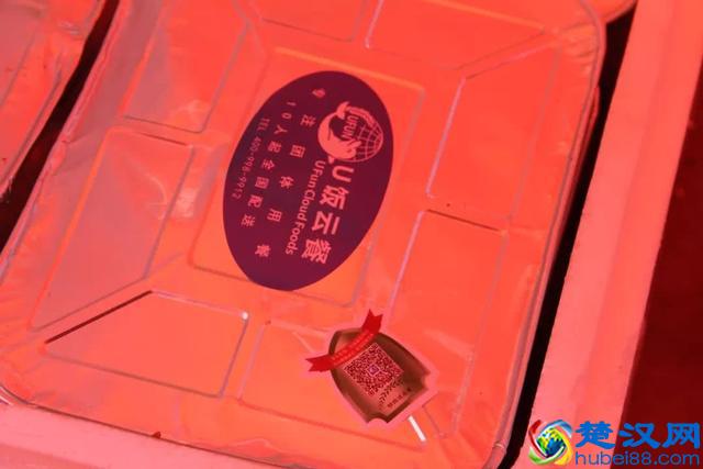 固堤西瓜节一份盒饭的背后，是郭牌西瓜和U饭云餐对劳动者的尊敬