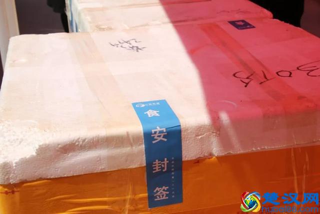 固堤西瓜节一份盒饭的背后，是郭牌西瓜和U饭云餐对劳动者的尊敬