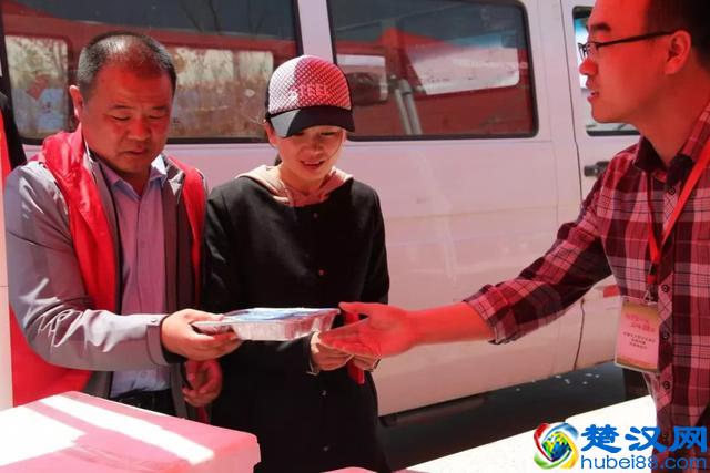 固堤西瓜节一份盒饭的背后，是郭牌西瓜和U饭云餐对劳动者的尊敬