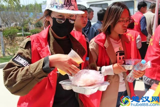 固堤西瓜节一份盒饭的背后，是郭牌西瓜和U饭云餐对劳动者的尊敬