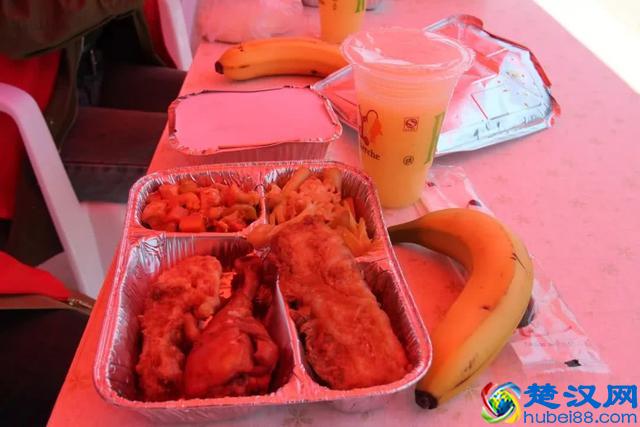 固堤西瓜节一份盒饭的背后，是郭牌西瓜和U饭云餐对劳动者的尊敬