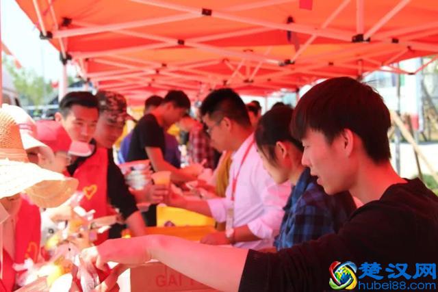 固堤西瓜节一份盒饭的背后，是郭牌西瓜和U饭云餐对劳动者的尊敬