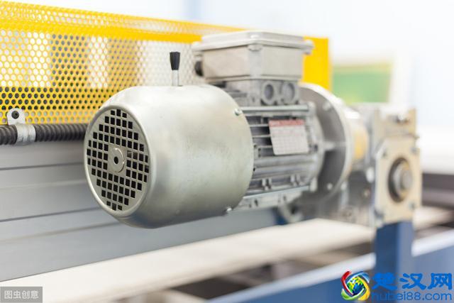 什么叫超前或滞后的无功功率？为什么从电网里吸收滞后的无功功率？