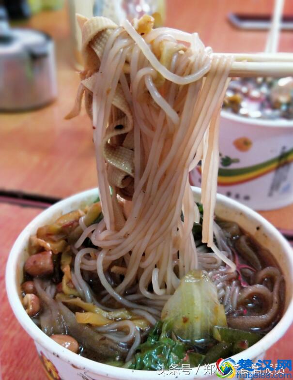 八哥酸辣粉·郑州｜绝对是传统口味，汤底酸辣咸香刚刚好~