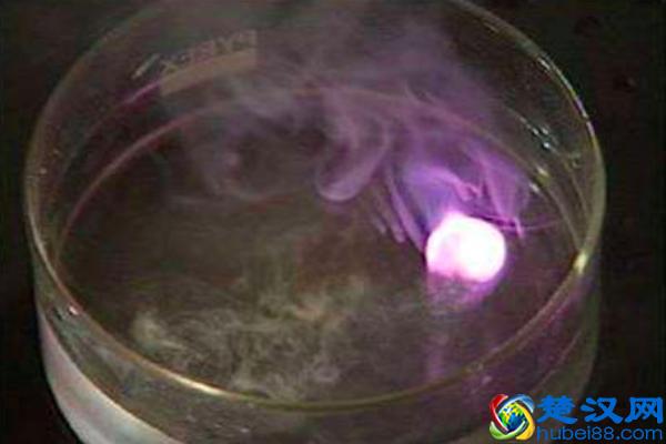 农村里恐怖的现象，坟地里“鬼火”其实是磷的燃烧