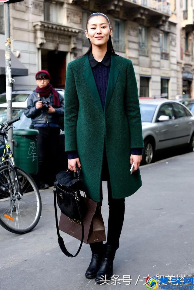 公认“最难驾驭”的墨绿色，搭这三种颜色就出彩