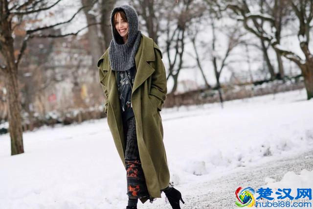 公认“最难驾驭”的墨绿色，搭这三种颜色就出彩