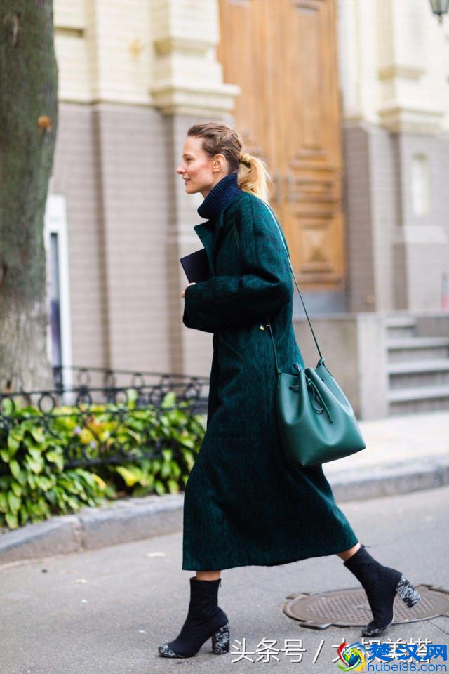 公认“最难驾驭”的墨绿色，搭这三种颜色就出彩