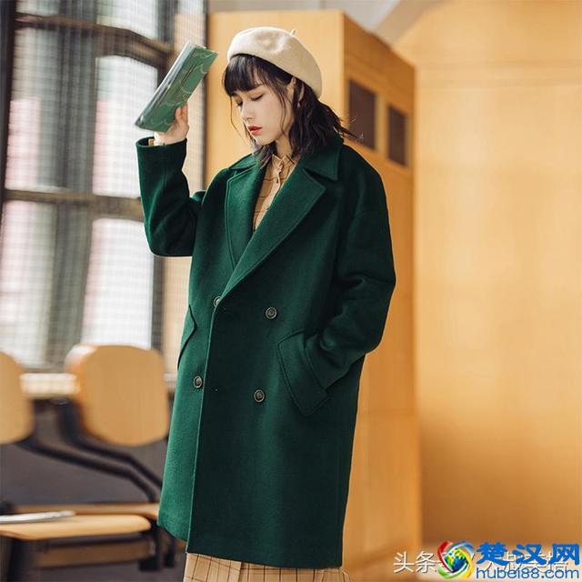 公认“最难驾驭”的墨绿色，搭这三种颜色就出彩