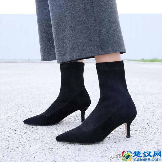 公认“最难驾驭”的墨绿色，搭这三种颜色就出彩