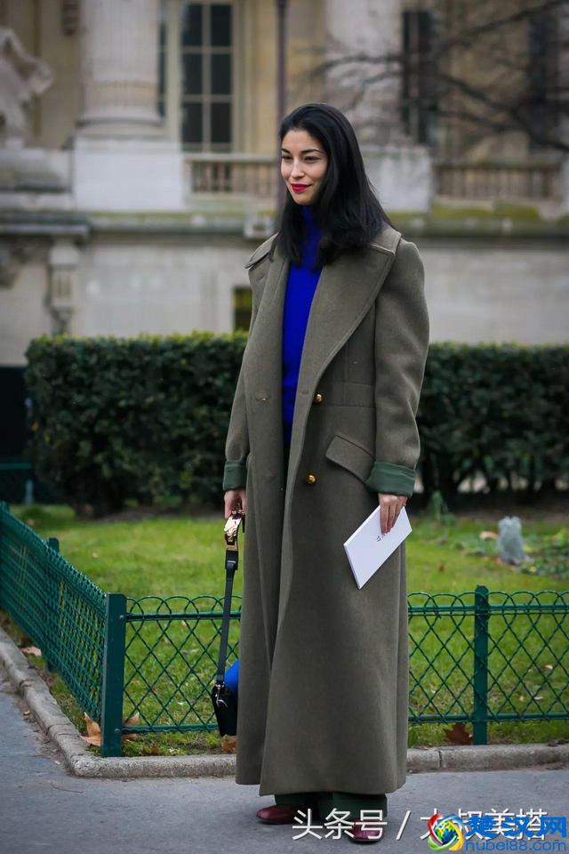 公认“最难驾驭”的墨绿色，搭这三种颜色就出彩