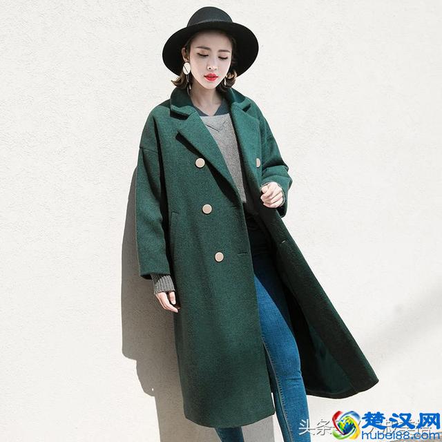 公认“最难驾驭”的墨绿色，搭这三种颜色就出彩