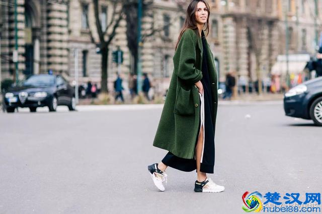 公认“最难驾驭”的墨绿色，搭这三种颜色就出彩