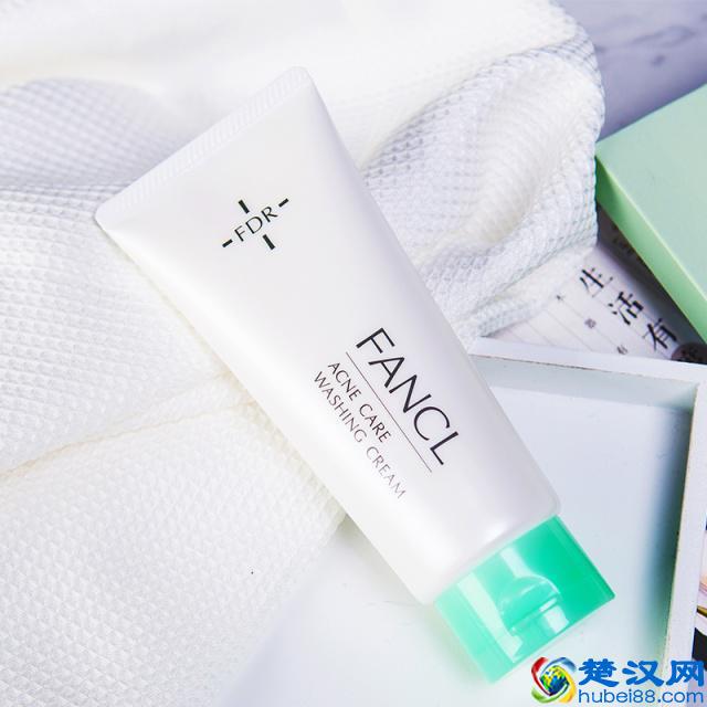 长痘用什么洗面奶？盘点可以控油祛痘洗面奶，温和清洁，长痘必备