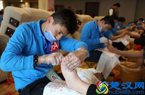 郑远元靠技术吃饭，修脚店年营业额上百万