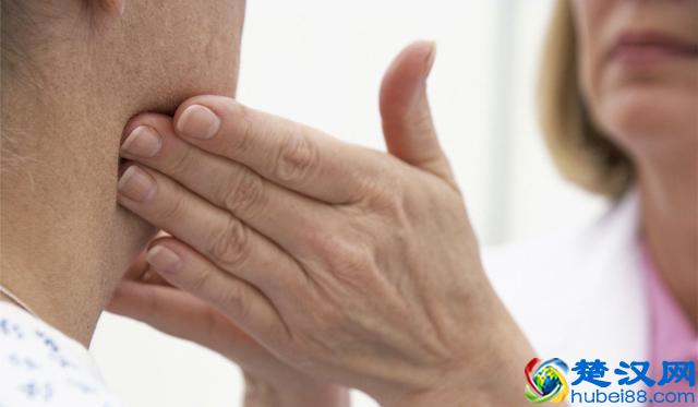 皮肤科医生：耳朵后面长了疙瘩，4个原因别忽视！