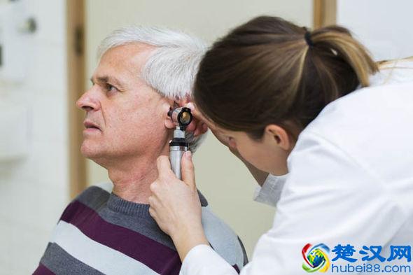 皮肤科医生：耳朵后面长了疙瘩，4个原因别忽视！