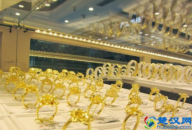 大街上免费清洗黄金首饰的店，到底靠什么赚钱？