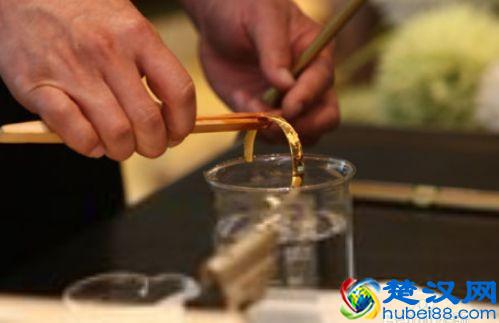 大街上免费清洗黄金首饰的店，到底靠什么赚钱？