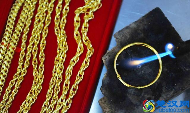 大街上免费清洗黄金首饰的店，到底靠什么赚钱？