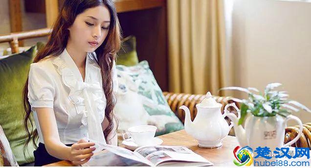 在奶茶店里，我大声问服务员：“小姐，能换首有品位的歌么？