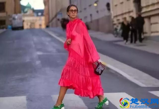 肤色暗的人这4个颜色不要穿，超级显老！