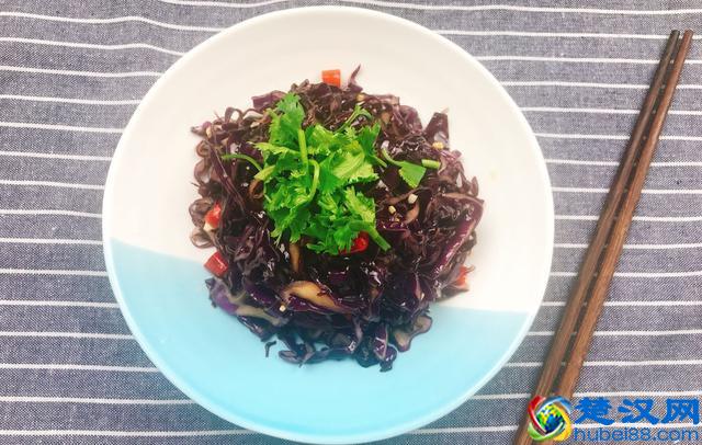 凉拌紫甘蓝的家常做法，清脆爽口不变色，比外面卖的还好吃