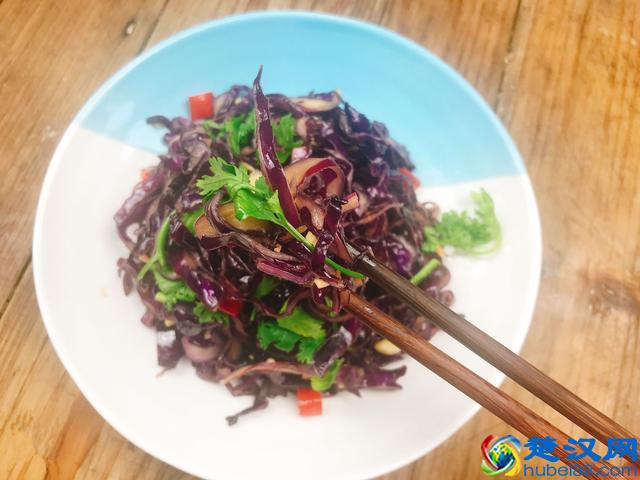 凉拌紫甘蓝的家常做法，清脆爽口不变色，比外面卖的还好吃